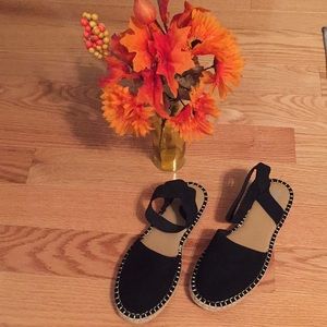 Women’s Black closed toed Sandals with Woven trim